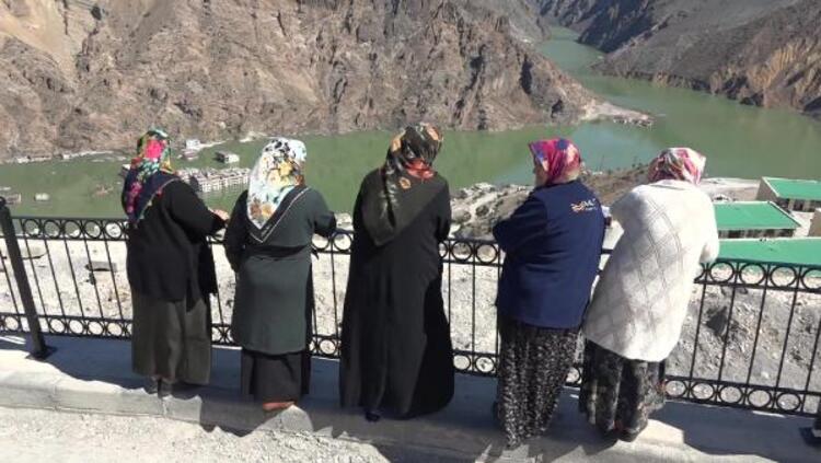 Doğup büyüdükleri yeri son kez uzaktan izlediler… Suya gömülen anılara veda 17