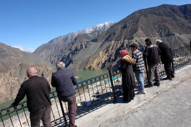 Doğup büyüdükleri yeri son kez uzaktan izlediler… Suya gömülen anılara veda 15