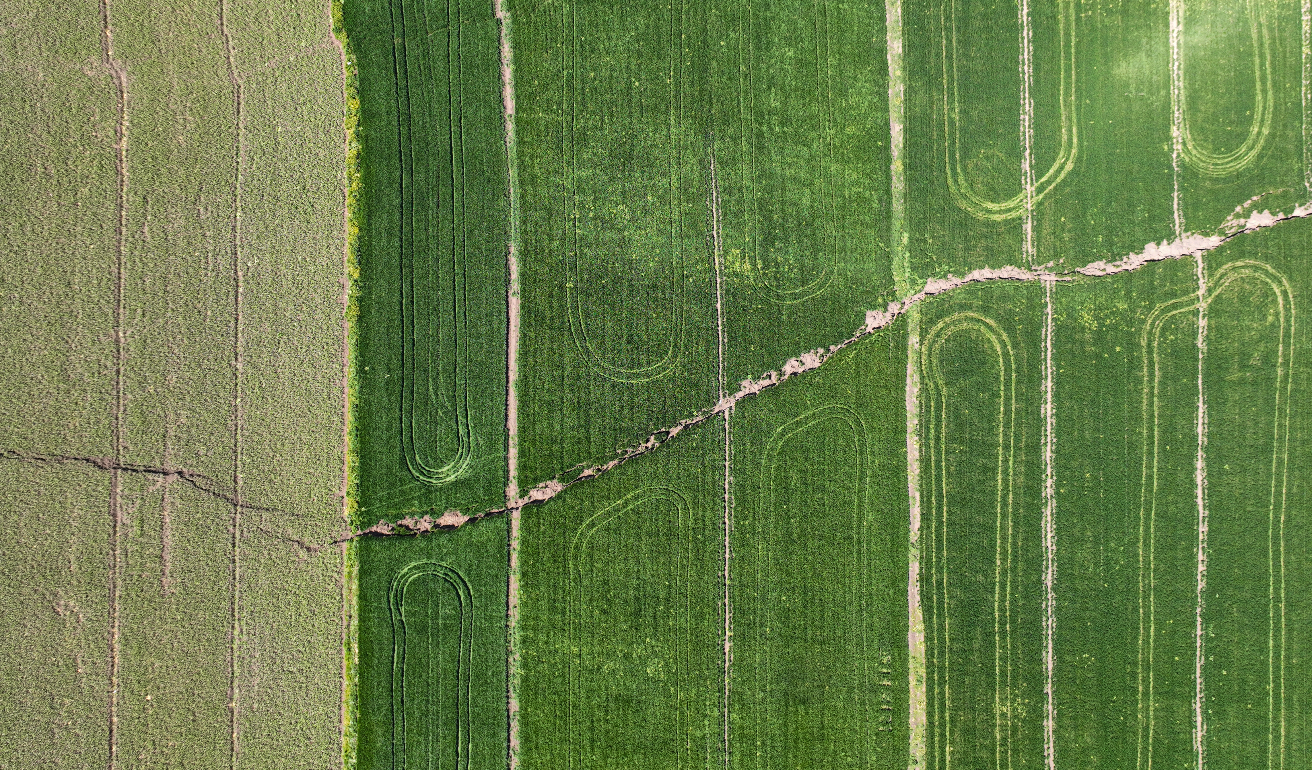 Deprem nedeniyle arazilerde 2 metreyi bulan çökmeler çiftçileri zorluyor 3