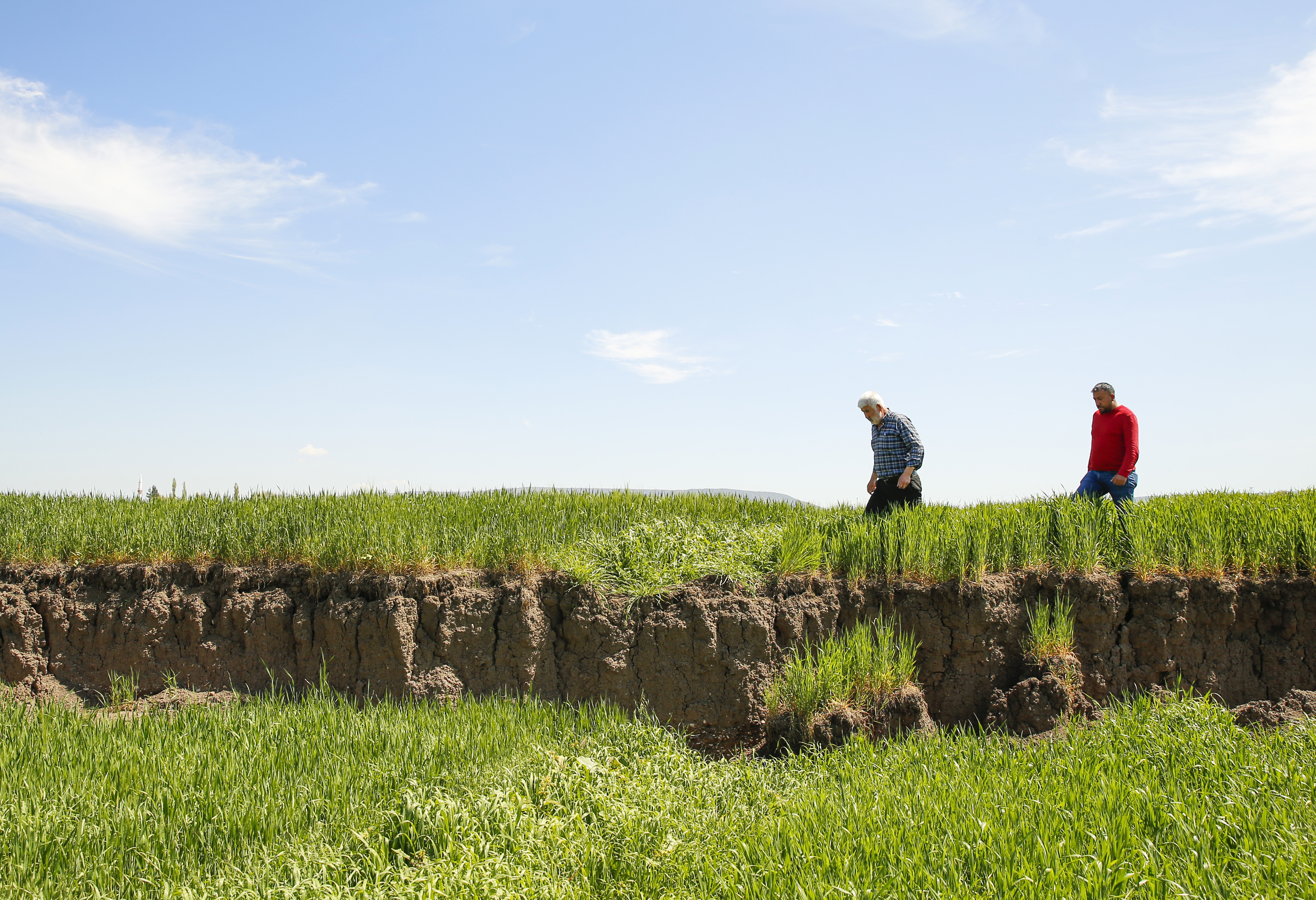  Deprem nedeniyle arazilerde 2 metreyi bulan çökmeler çiftçileri zorluyor 4
