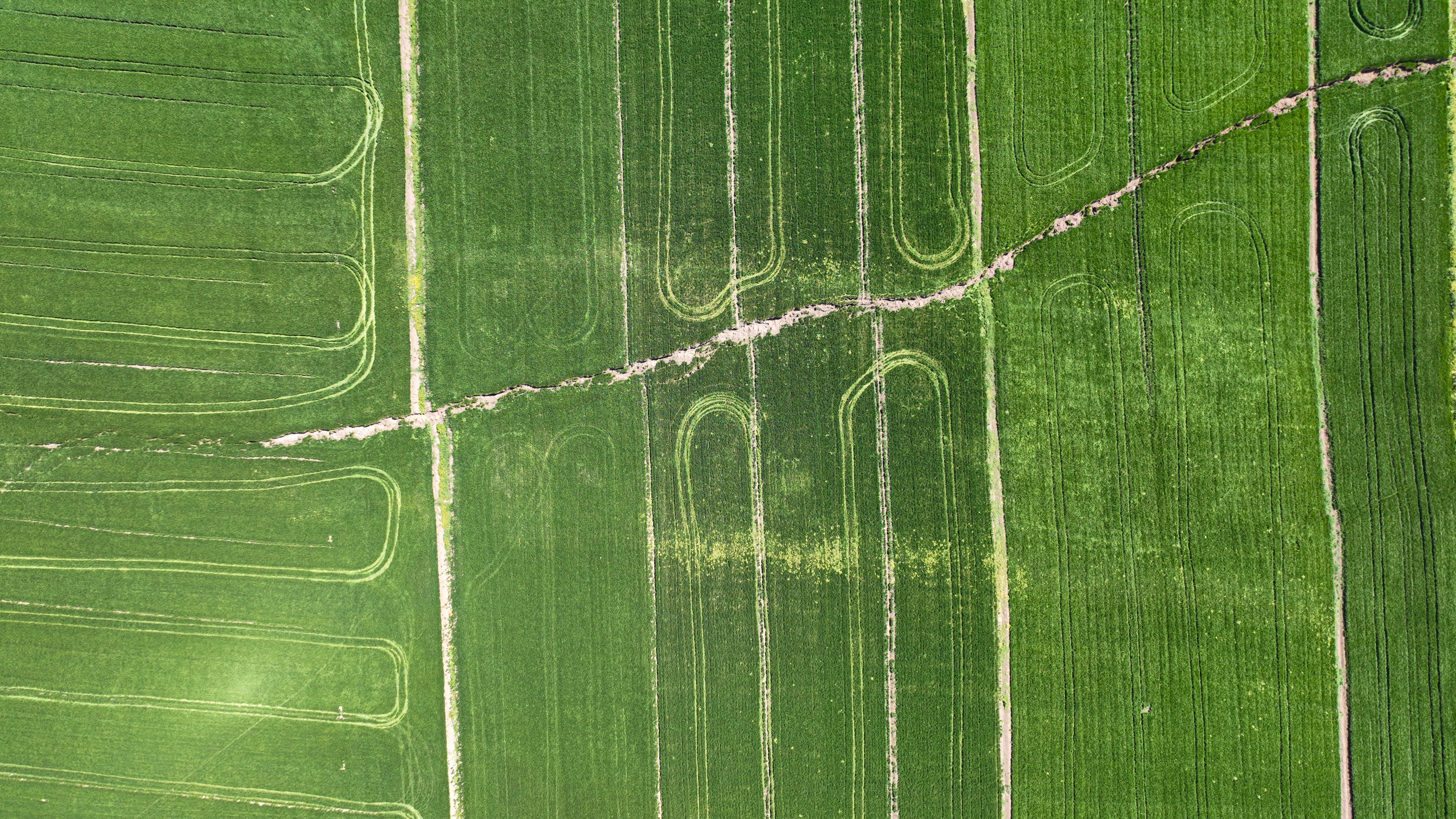  Deprem nedeniyle arazilerde 2 metreyi bulan çökmeler çiftçileri zorluyor 5