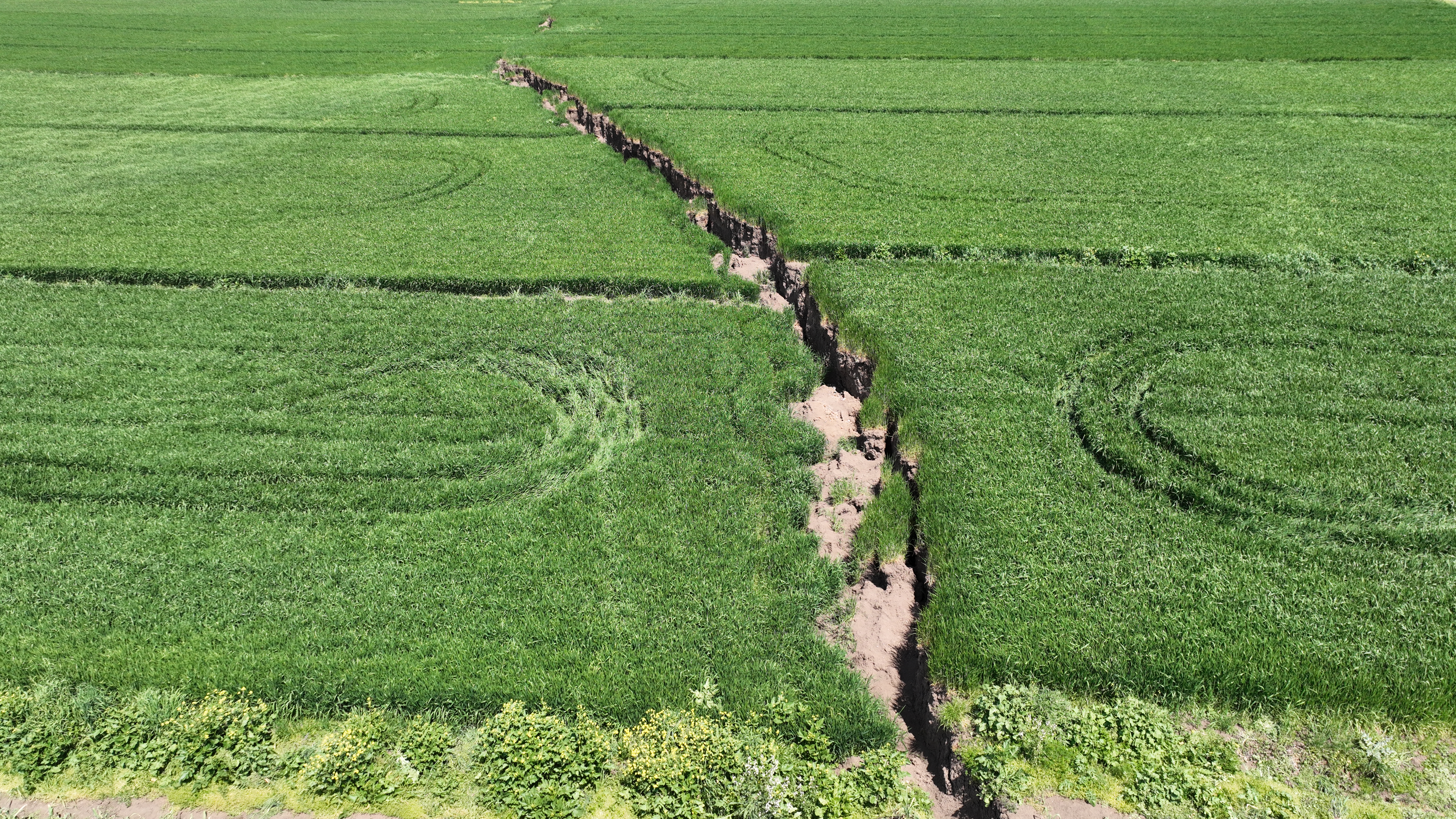  Deprem nedeniyle arazilerde 2 metreyi bulan çökmeler çiftçileri zorluyor 6
