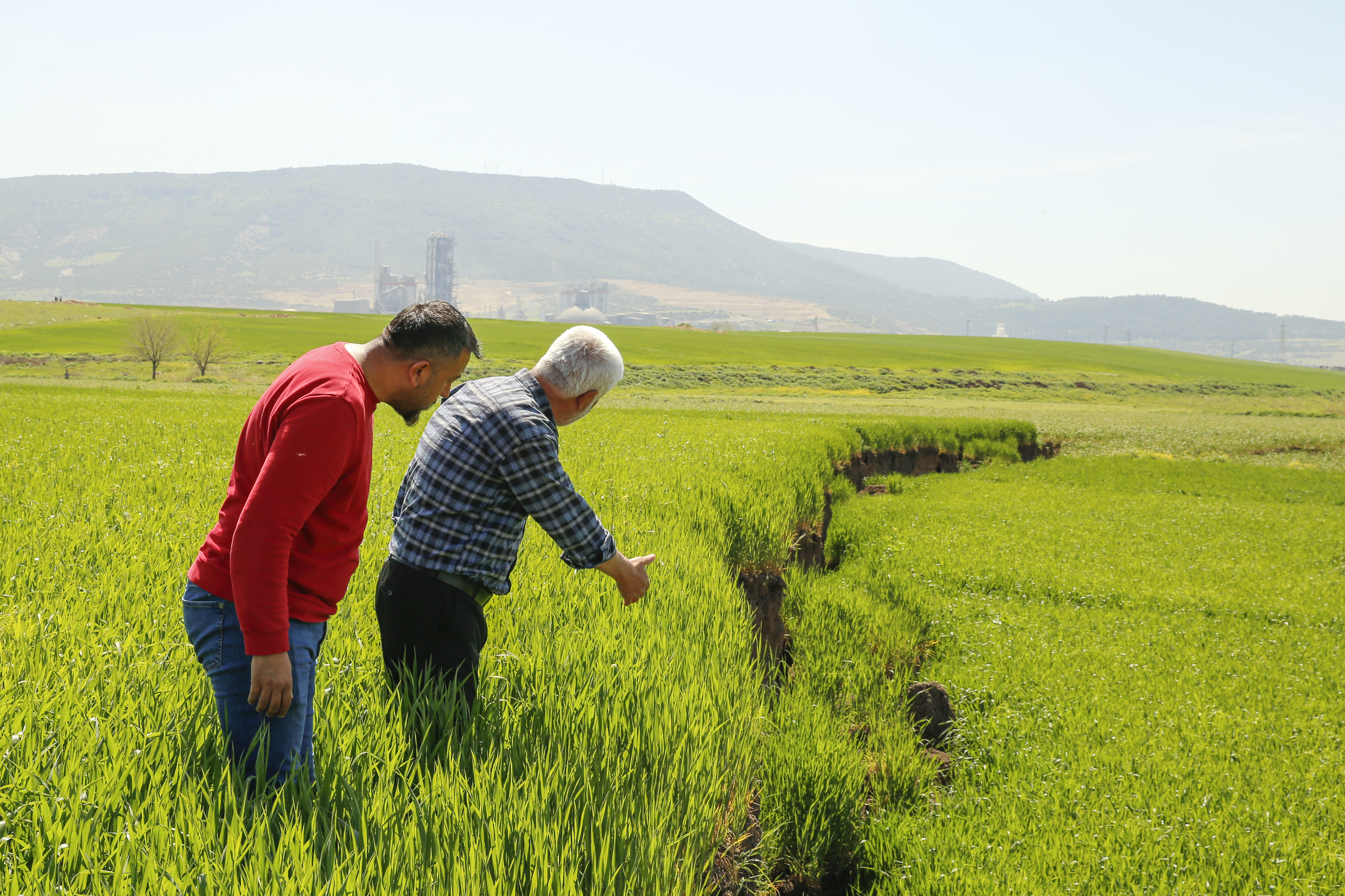  Deprem nedeniyle arazilerde 2 metreyi bulan çökmeler çiftçileri zorluyor 7