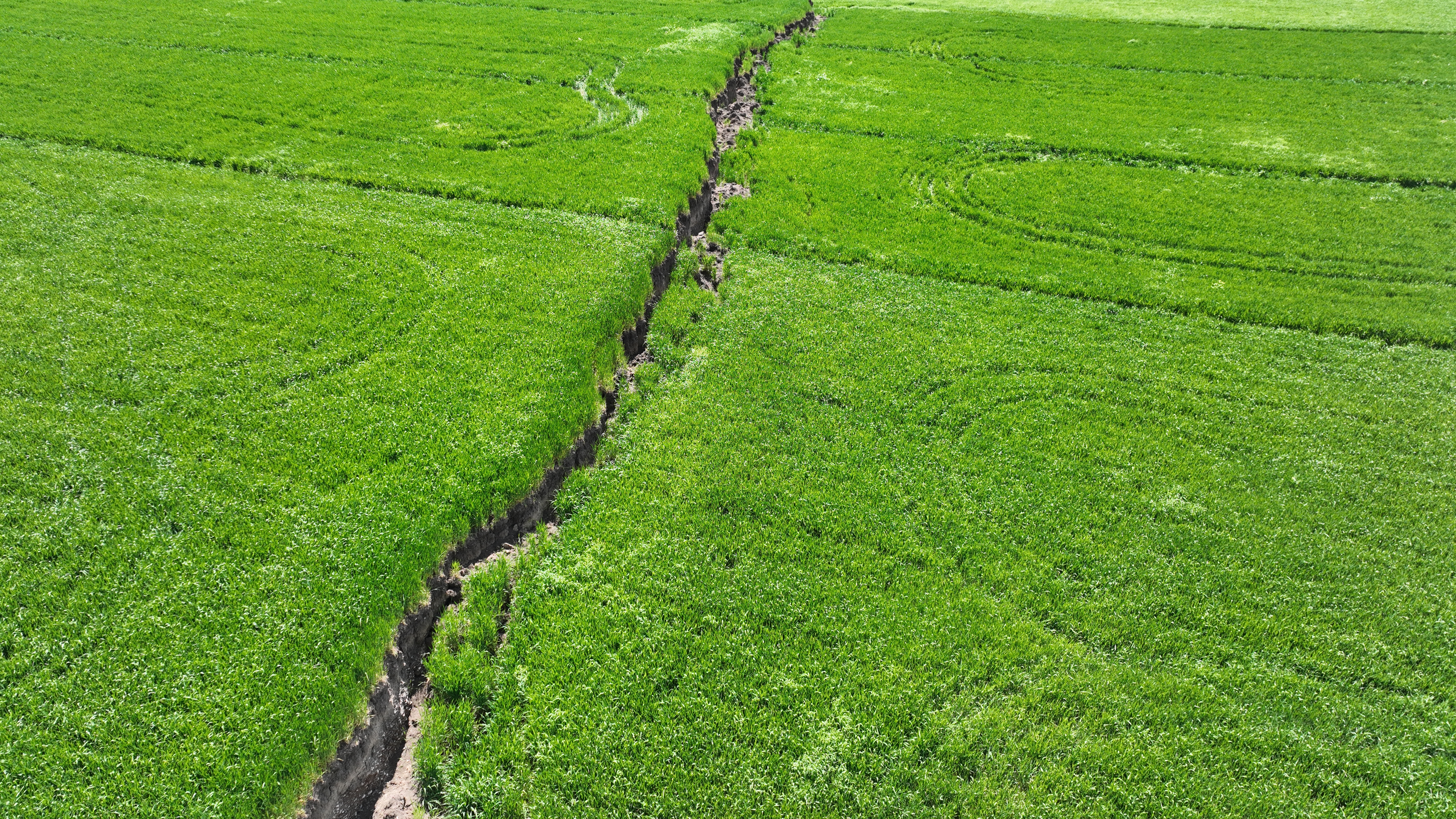 Deprem nedeniyle arazilerde 2 metreyi bulan çökmeler çiftçileri zorluyor 8