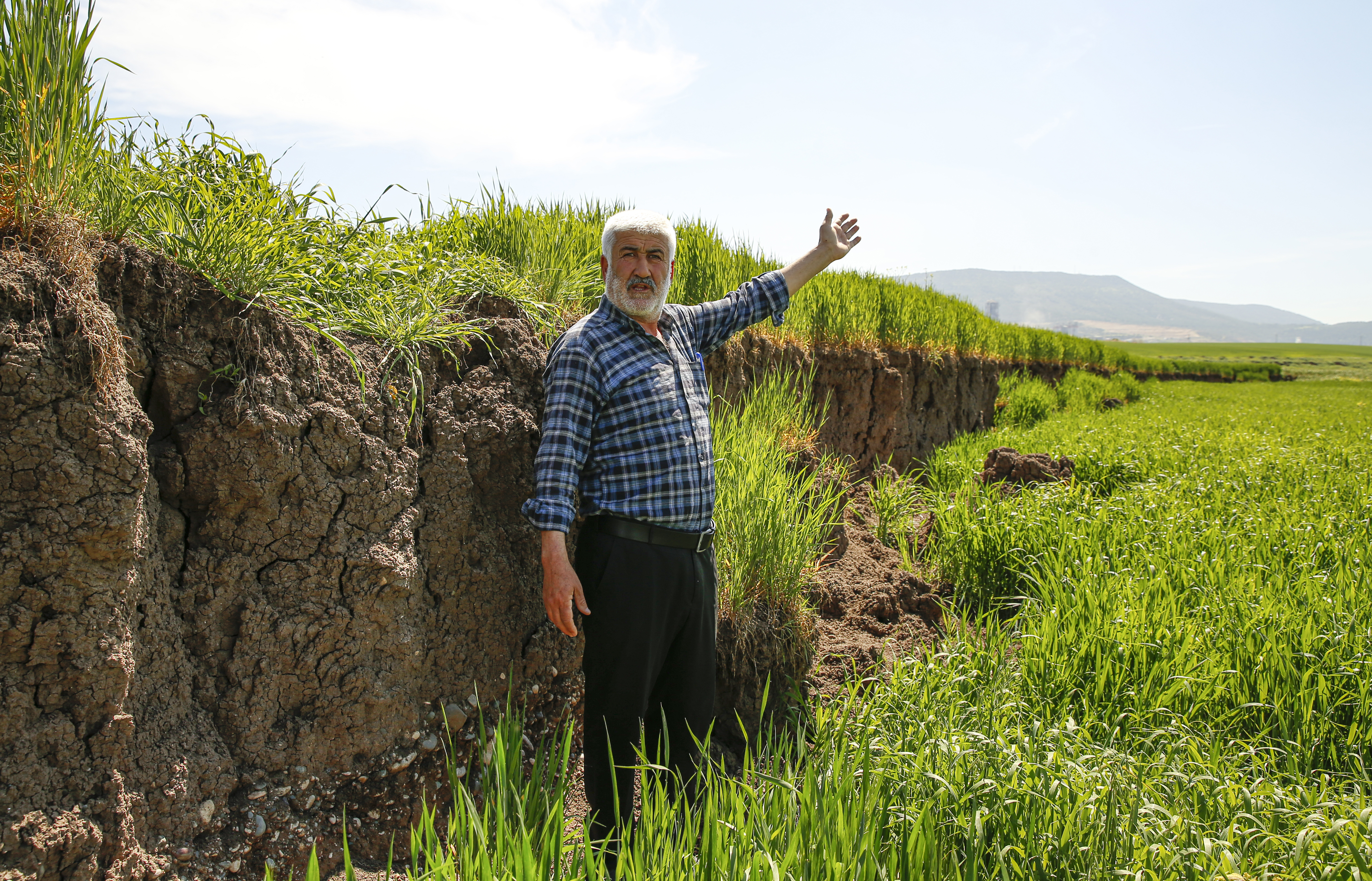  Deprem nedeniyle arazilerde 2 metreyi bulan çökmeler çiftçileri zorluyor 9