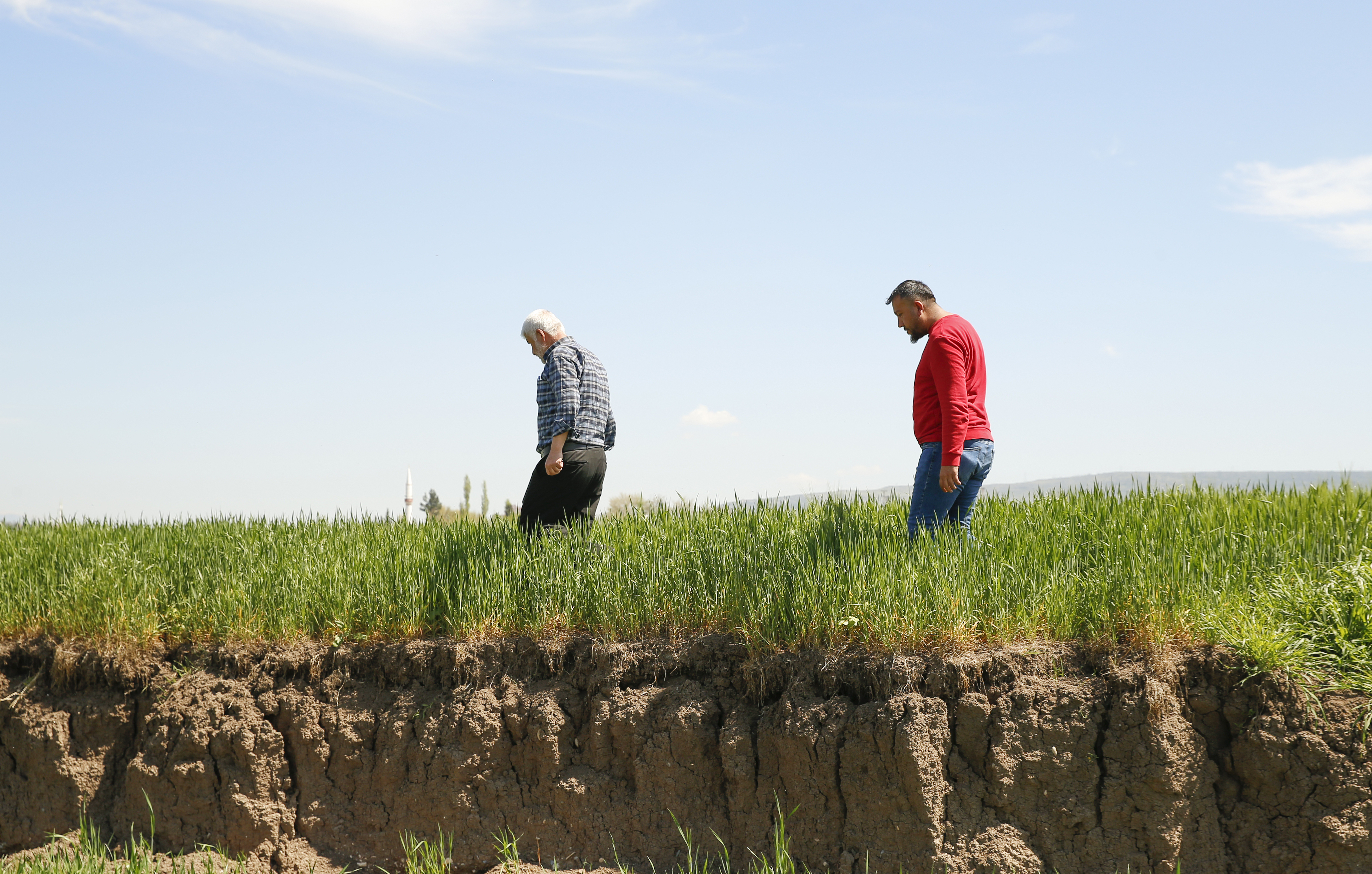 Deprem nedeniyle arazilerde 2 metreyi bulan çökmeler çiftçileri zorluyor 11