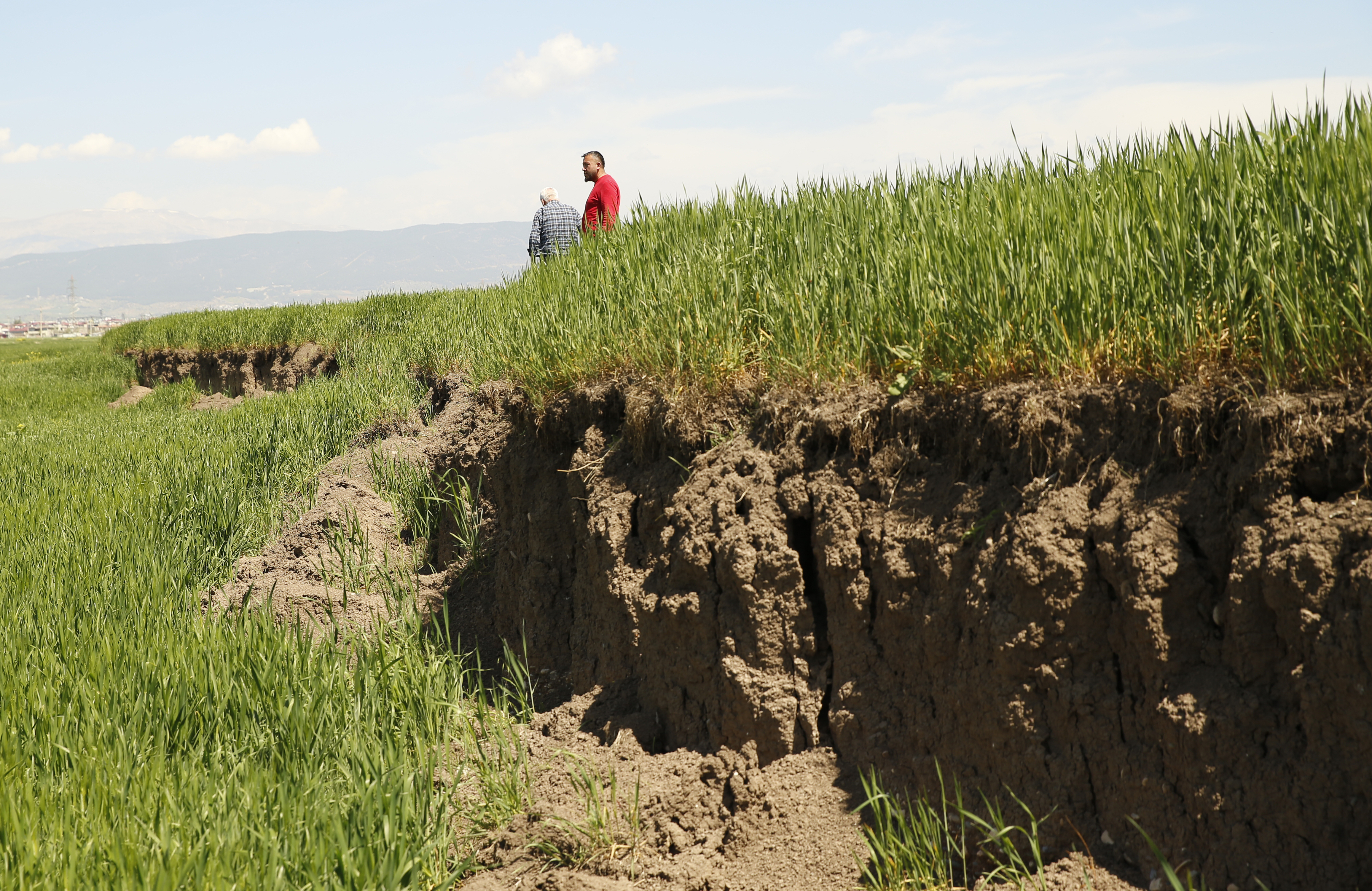  Deprem nedeniyle arazilerde 2 metreyi bulan çökmeler çiftçileri zorluyor 12
