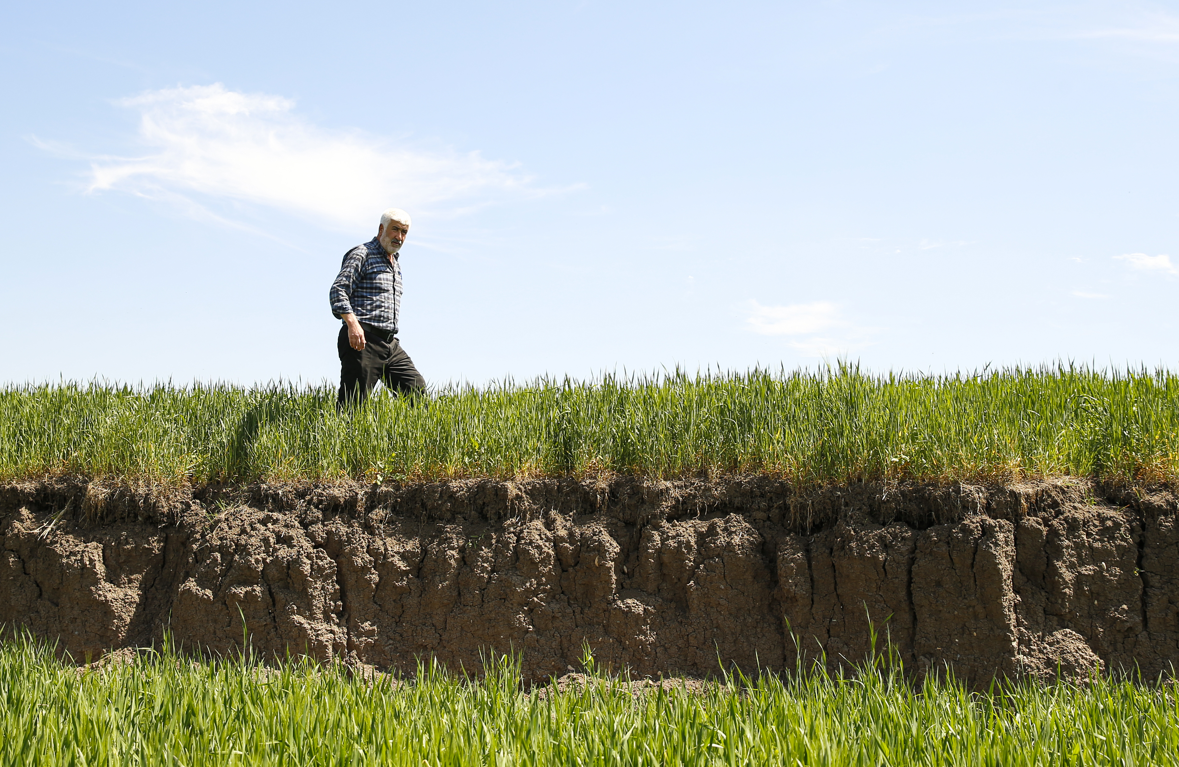  Deprem nedeniyle arazilerde 2 metreyi bulan çökmeler çiftçileri zorluyor 13