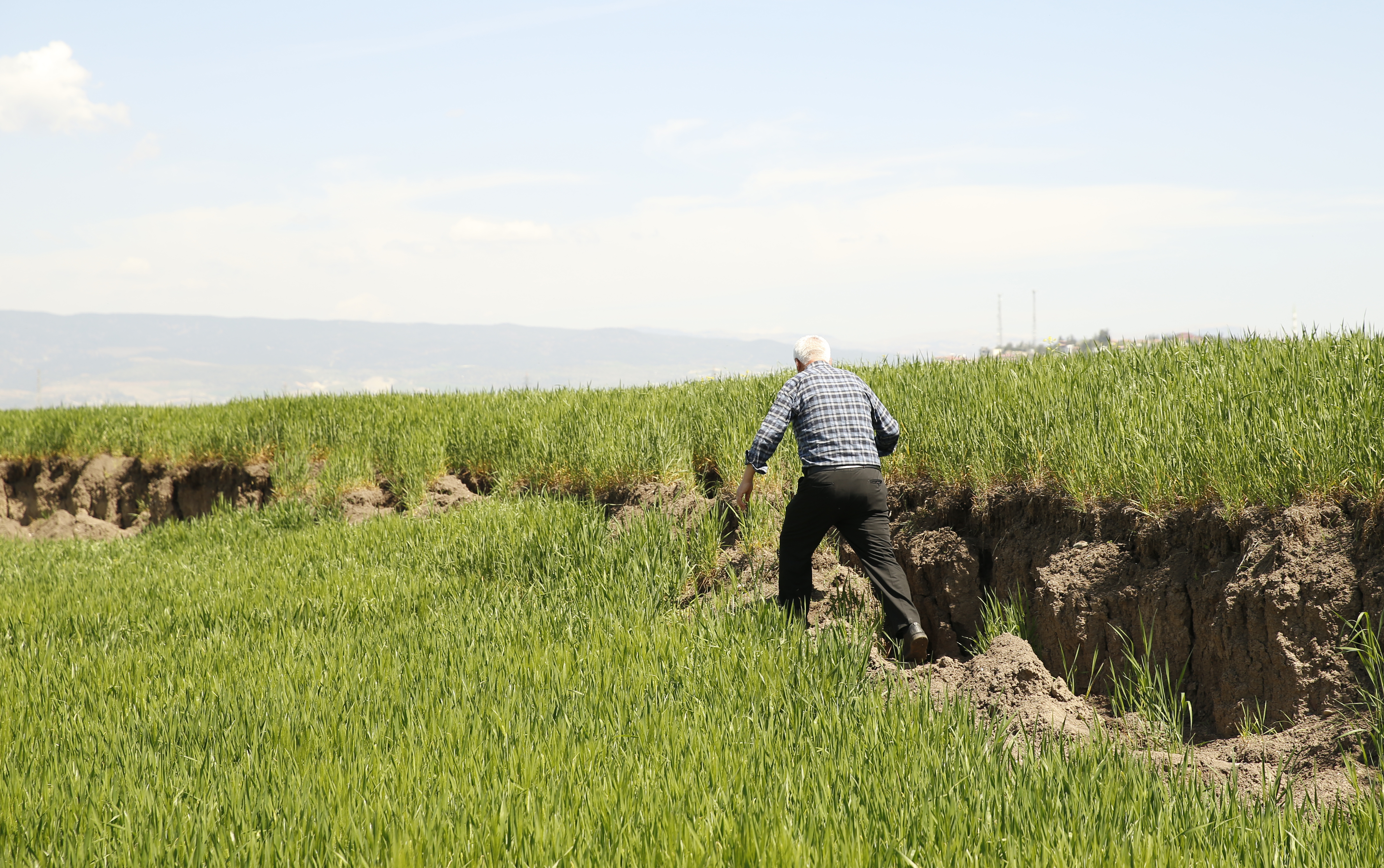  Deprem nedeniyle arazilerde 2 metreyi bulan çökmeler çiftçileri zorluyor 14