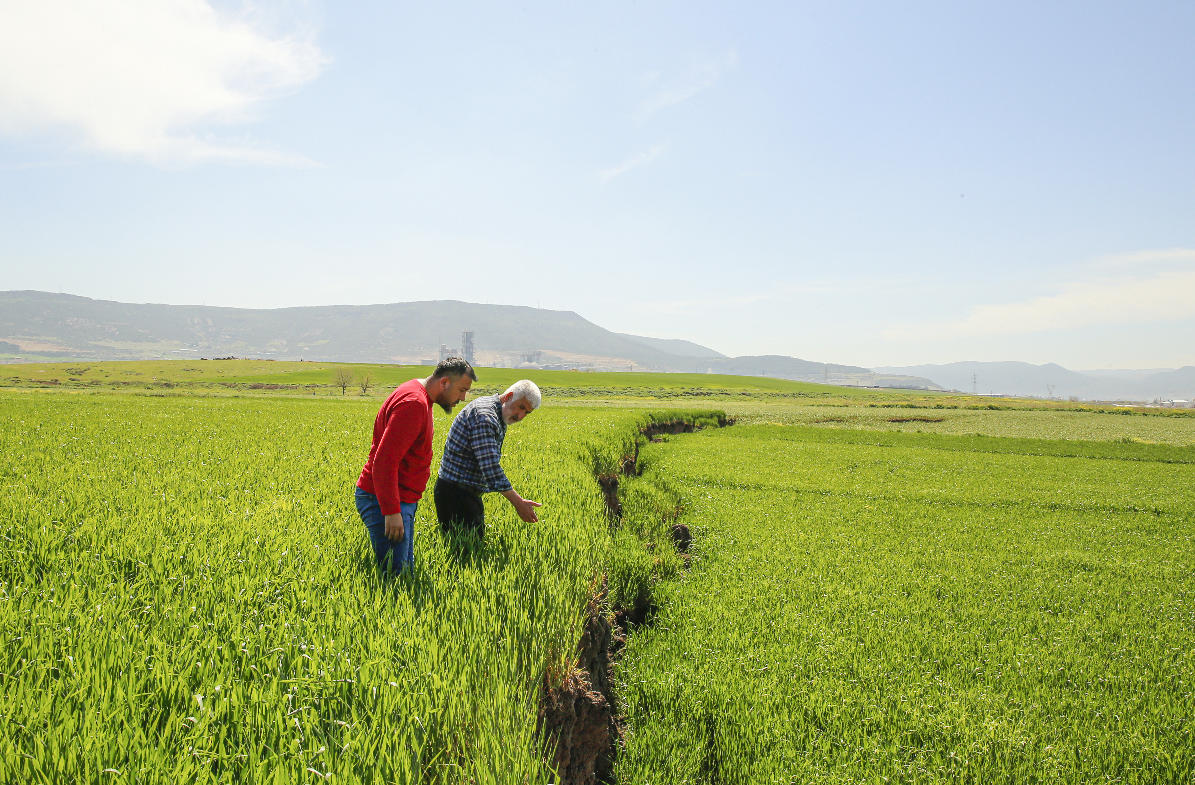  Deprem nedeniyle arazilerde 2 metreyi bulan çökmeler çiftçileri zorluyor 1
