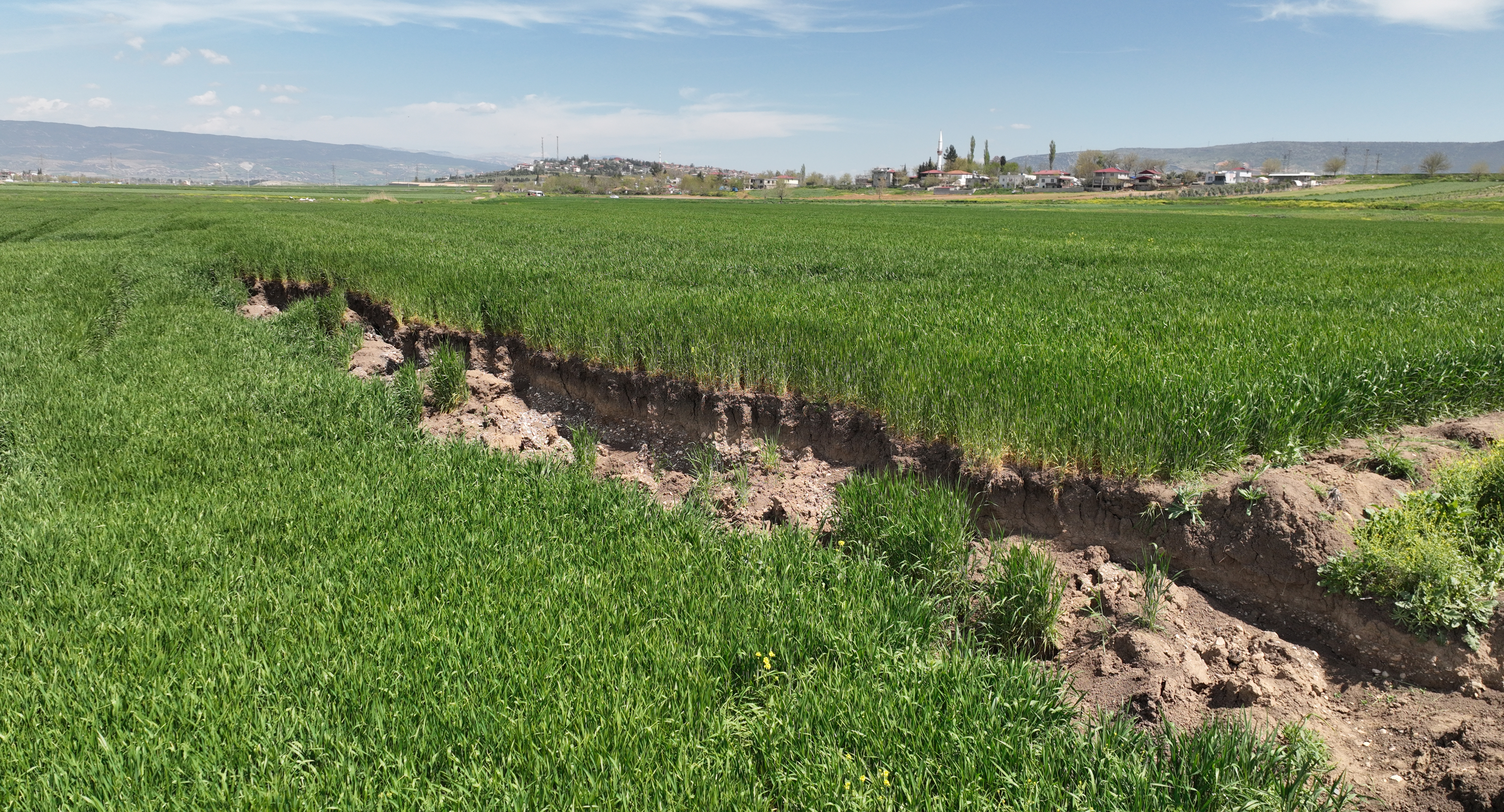  Deprem nedeniyle arazilerde 2 metreyi bulan çökmeler çiftçileri zorluyor 17
