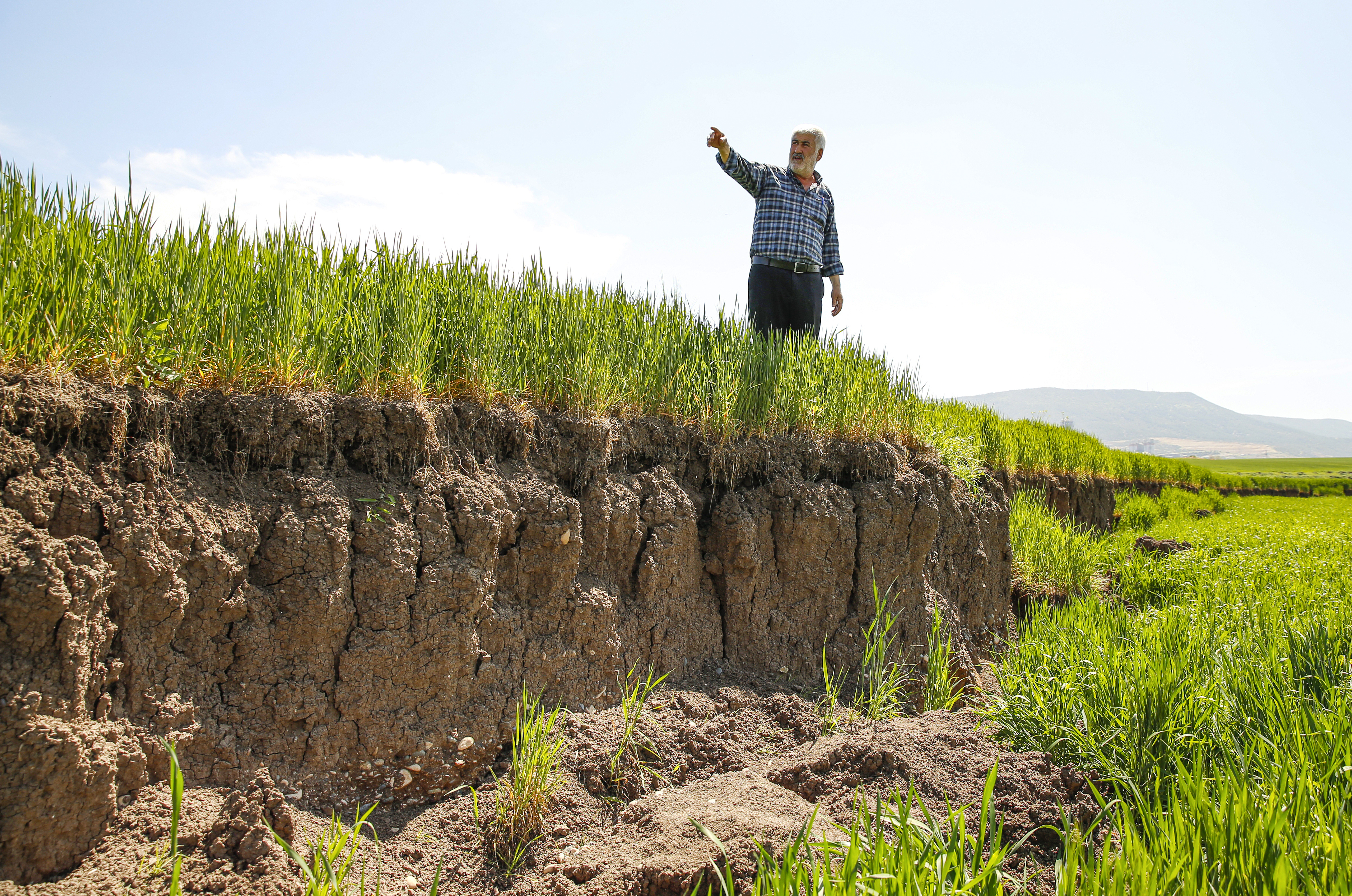  Deprem nedeniyle arazilerde 2 metreyi bulan çökmeler çiftçileri zorluyor 18