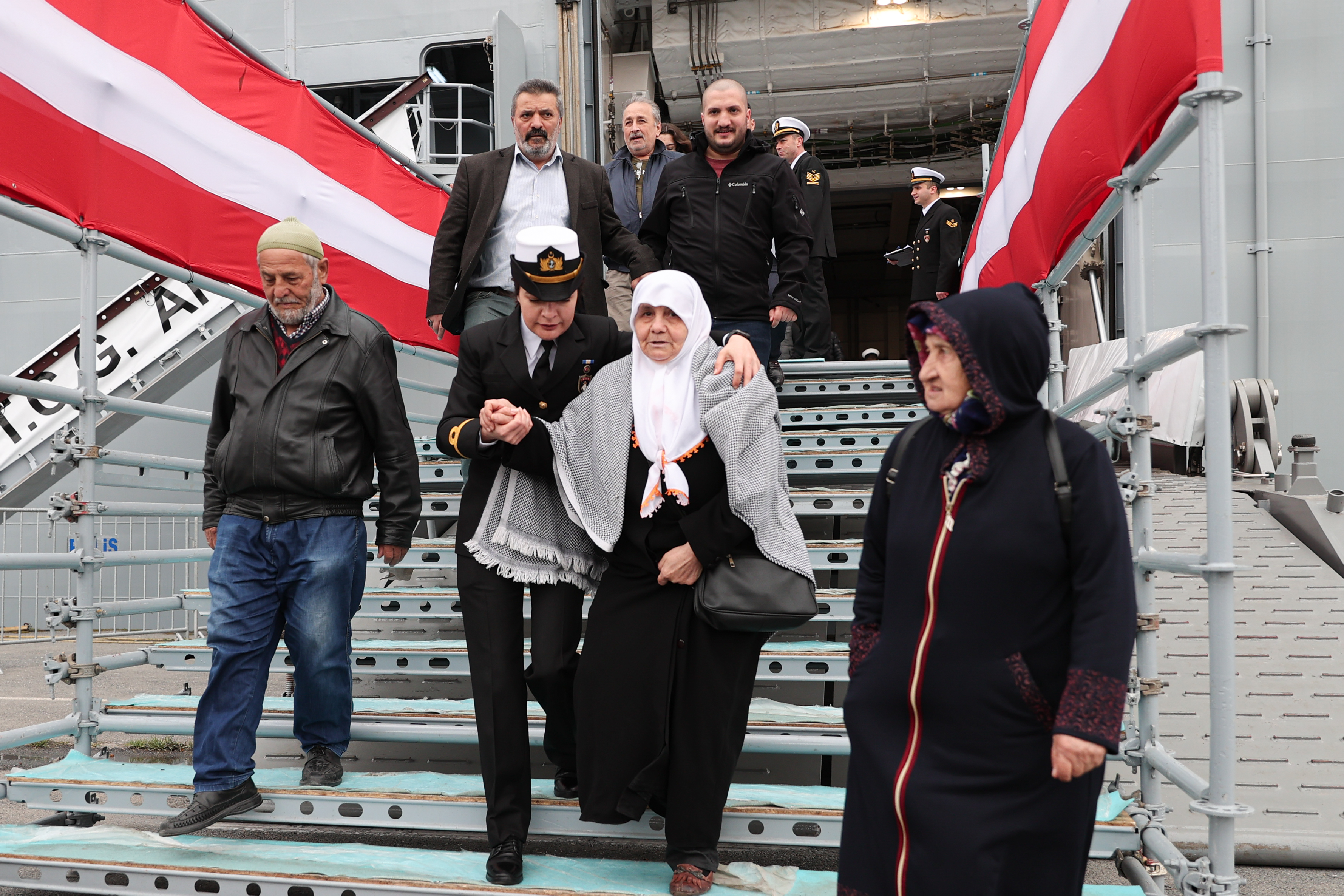 TCG Anadolu gemisi, Sarayburnu Limanı'nda ziyaretçi akınına uğradı 10