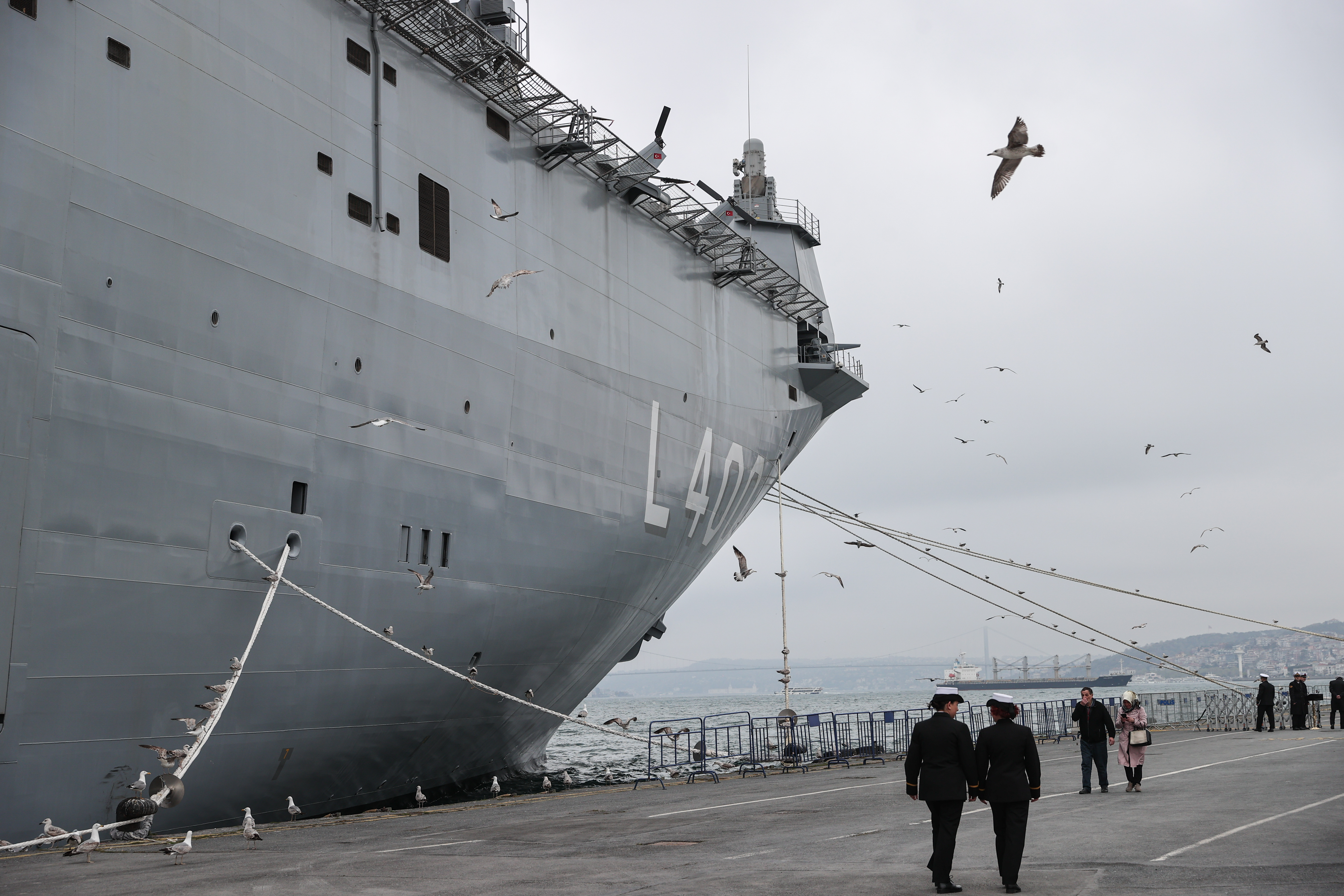TCG Anadolu gemisi, Sarayburnu Limanı'nda ziyaretçi akınına uğradı 11