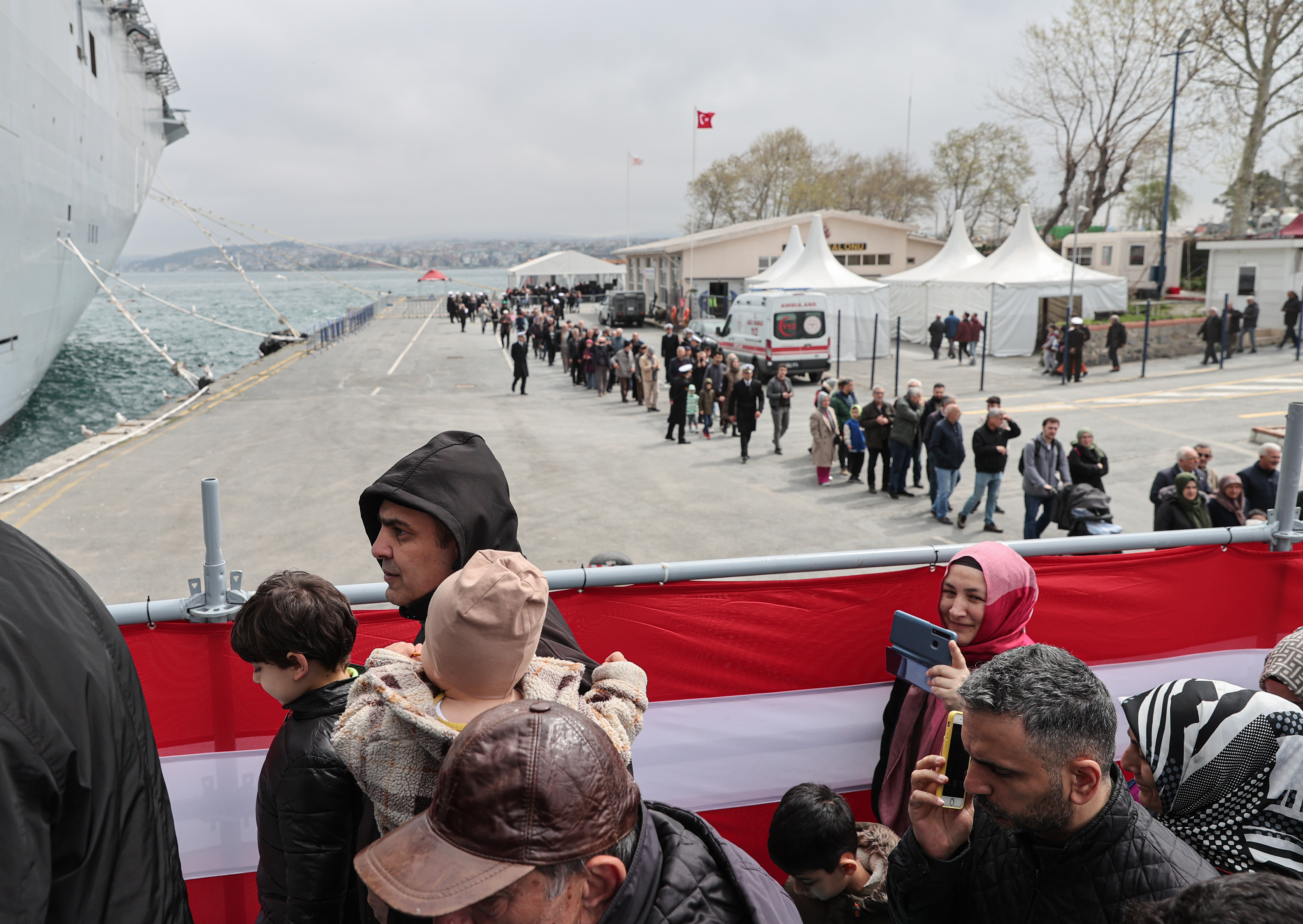 TCG Anadolu gemisi, Sarayburnu Limanı'nda ziyaretçi akınına uğradı 3