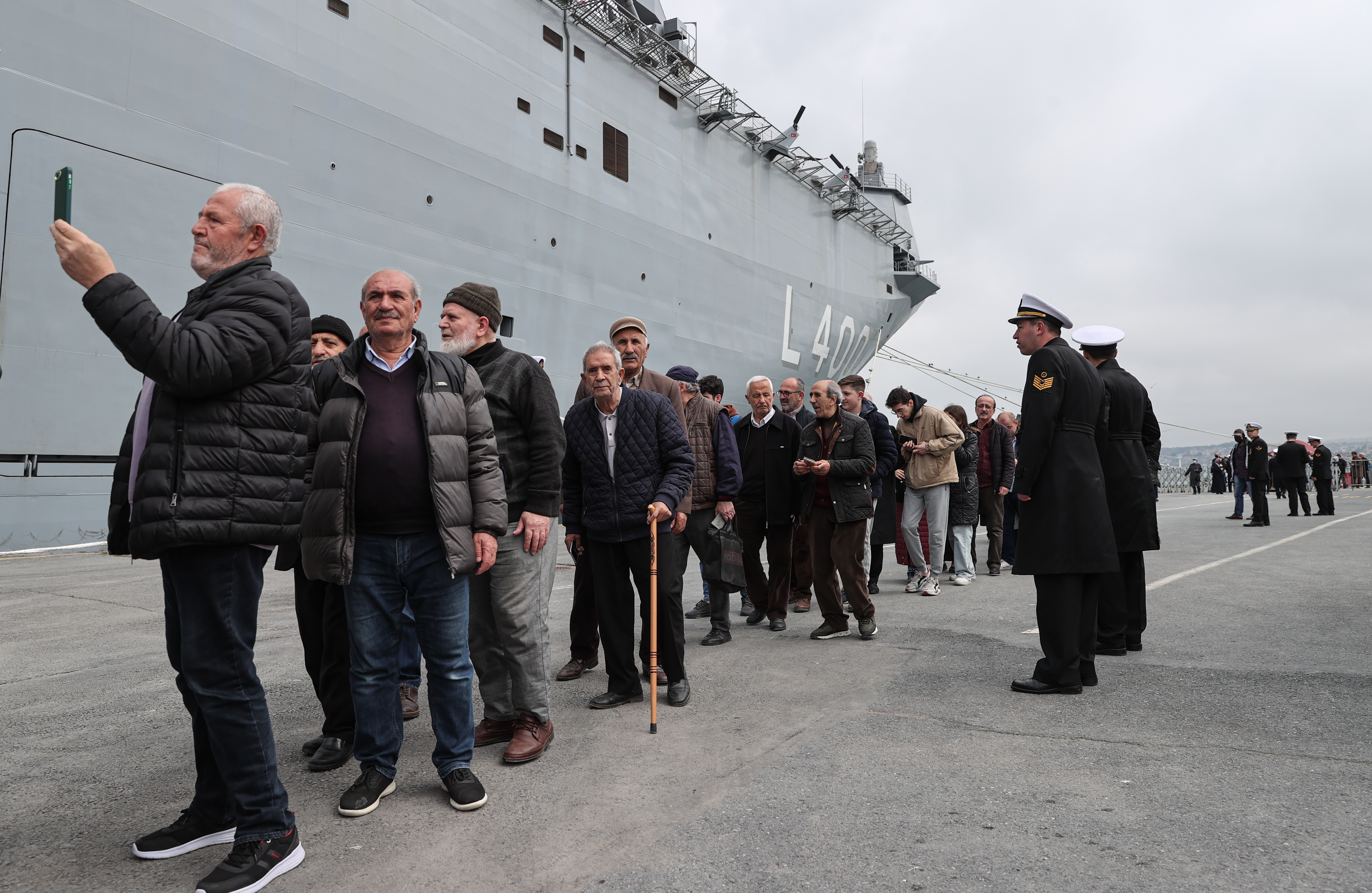 TCG Anadolu gemisi, Sarayburnu Limanı'nda ziyaretçi akınına uğradı 4