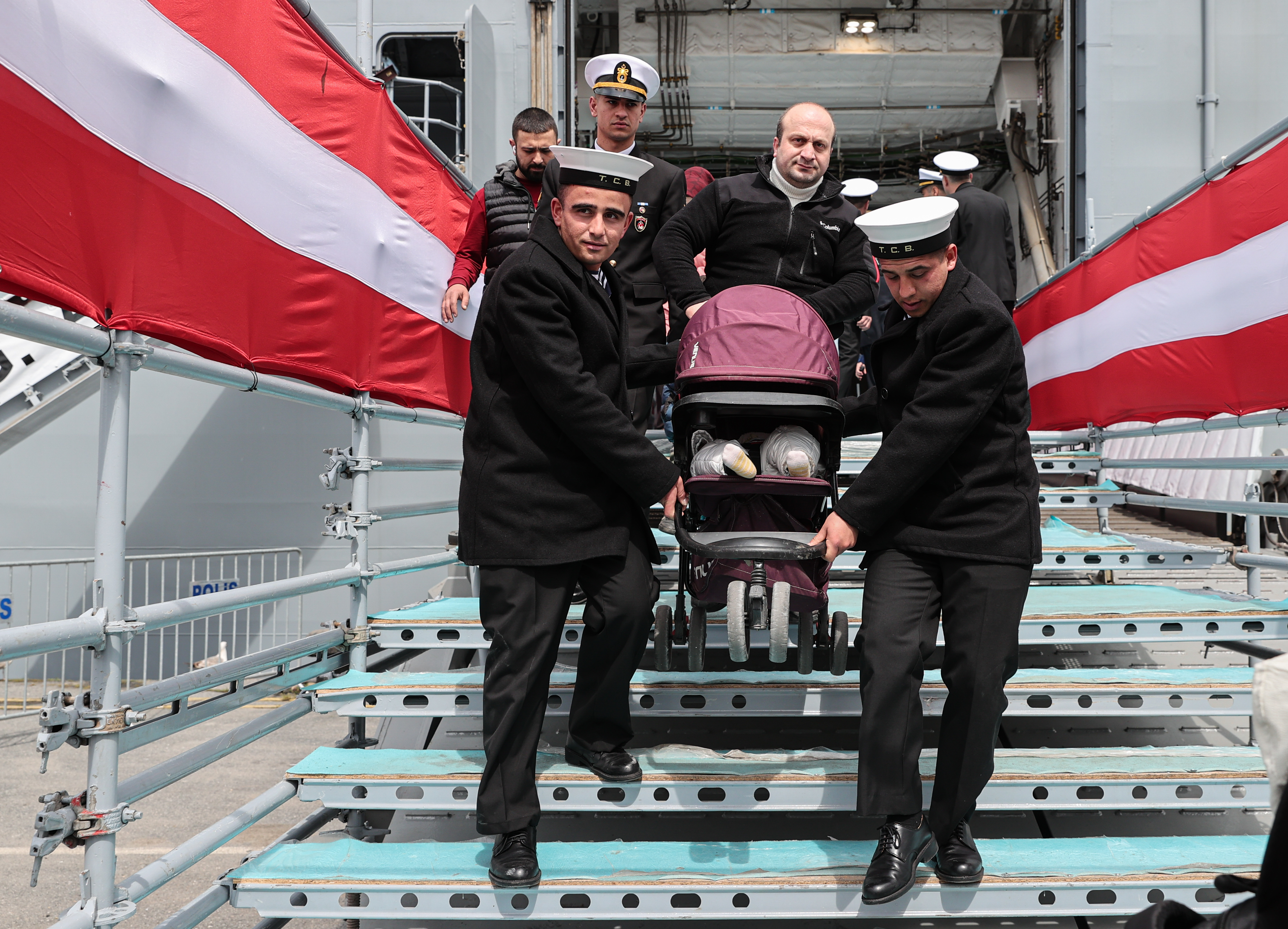 TCG Anadolu gemisi, Sarayburnu Limanı'nda ziyaretçi akınına uğradı 5