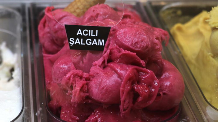 Adanalılar bunu da üretti: Kebapların vazgeçilmesi acılı şalgam dondurma oldu 5