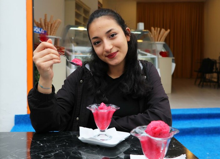 Adanalılar bunu da üretti: Kebapların vazgeçilmesi acılı şalgam dondurma oldu 4