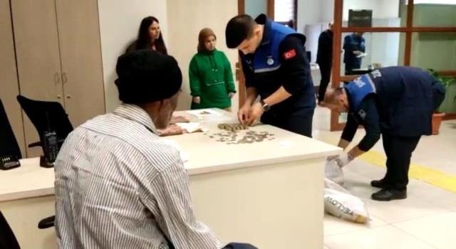 dilencinin-yarim-gunluk-mesaisi-uzerinden-2-b-15740727_o