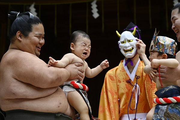 Yok böyle gelenek! Bakın bebekleri ne için ağlatıyorlar 6