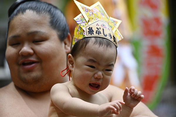 Yok böyle gelenek! Bakın bebekleri ne için ağlatıyorlar 8