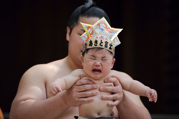 Yok böyle gelenek! Bakın bebekleri ne için ağlatıyorlar 10