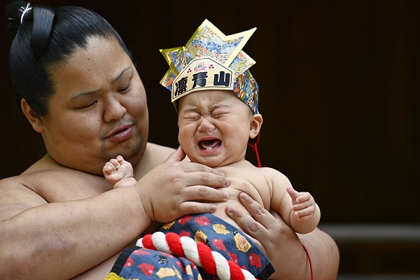 Yok böyle gelenek! Bakın bebekleri ne için ağlatıyorlar 7
