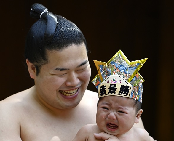 Yok böyle gelenek! Bakın bebekleri ne için ağlatıyorlar 5