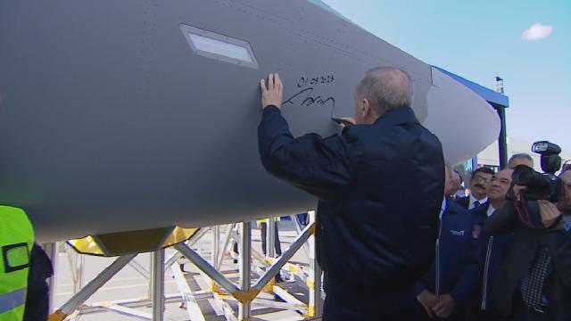 Cumhurbaşkanı Erdoğan'dan Milli Muharip Uçak KAAN'a imza 1