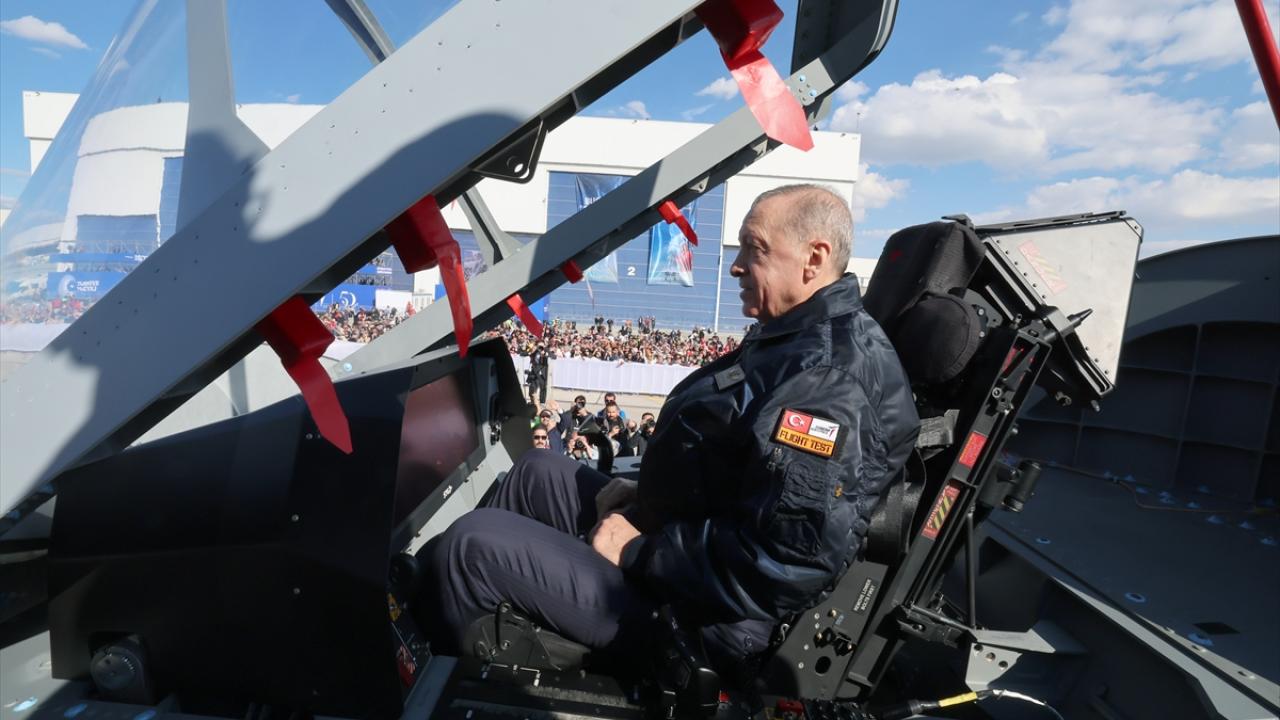 Cumhurbaşkanı Erdoğan'dan Milli Muharip Uçak KAAN'a imza 5