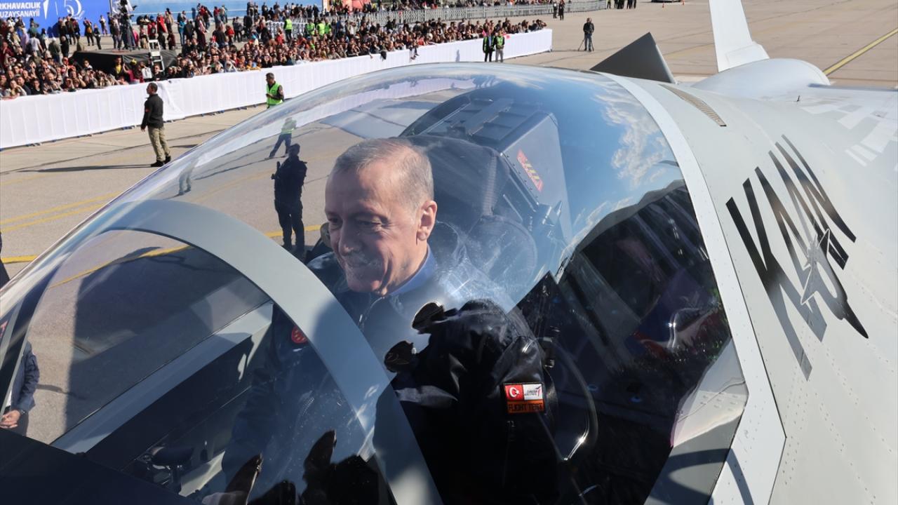 Cumhurbaşkanı Erdoğan'dan Milli Muharip Uçak KAAN'a imza 4