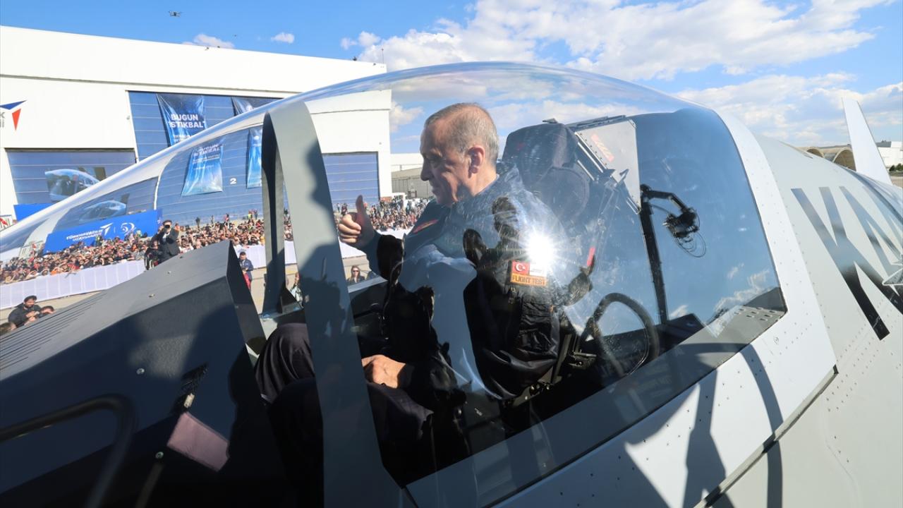 Cumhurbaşkanı Erdoğan'dan Milli Muharip Uçak KAAN'a imza 7