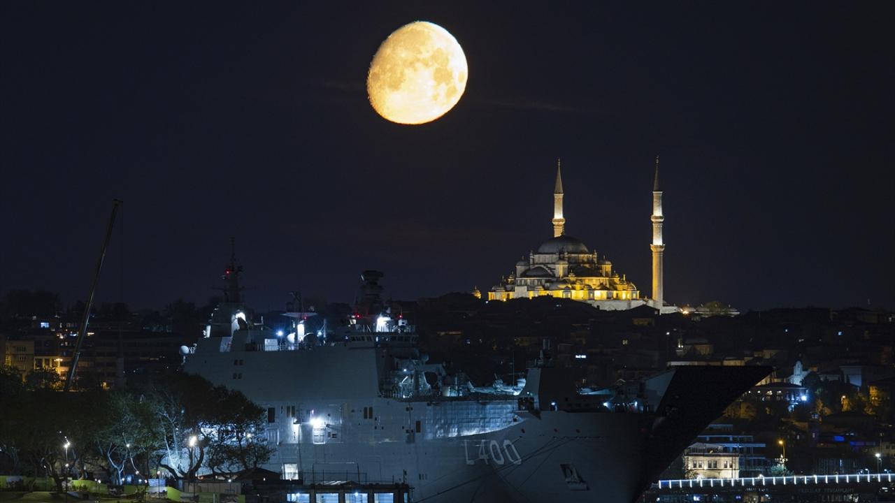 Adeta tabloluk manzara! TCG Anadolu ve İstanbul’un zarafeti birleşti 3