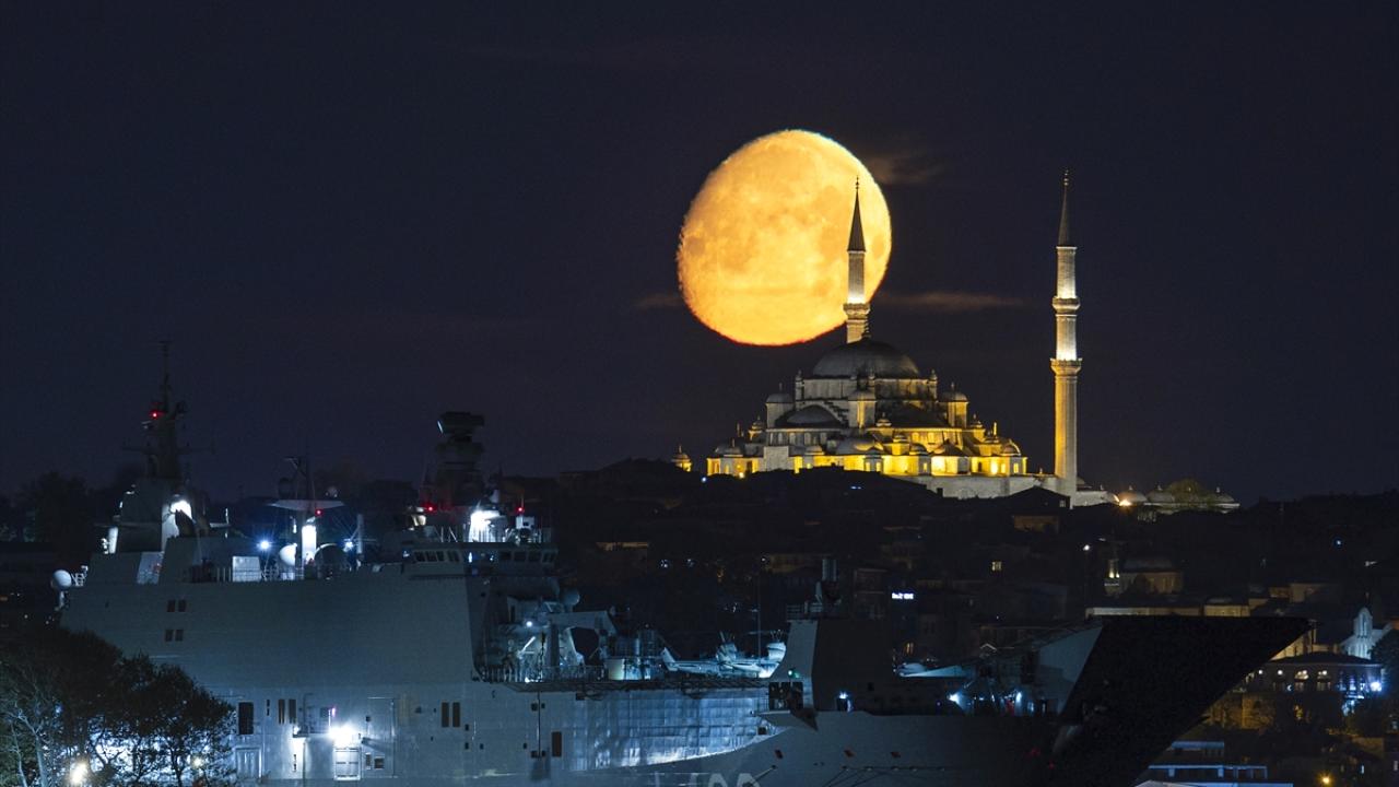 Adeta tabloluk manzara! TCG Anadolu ve İstanbul’un zarafeti birleşti 7