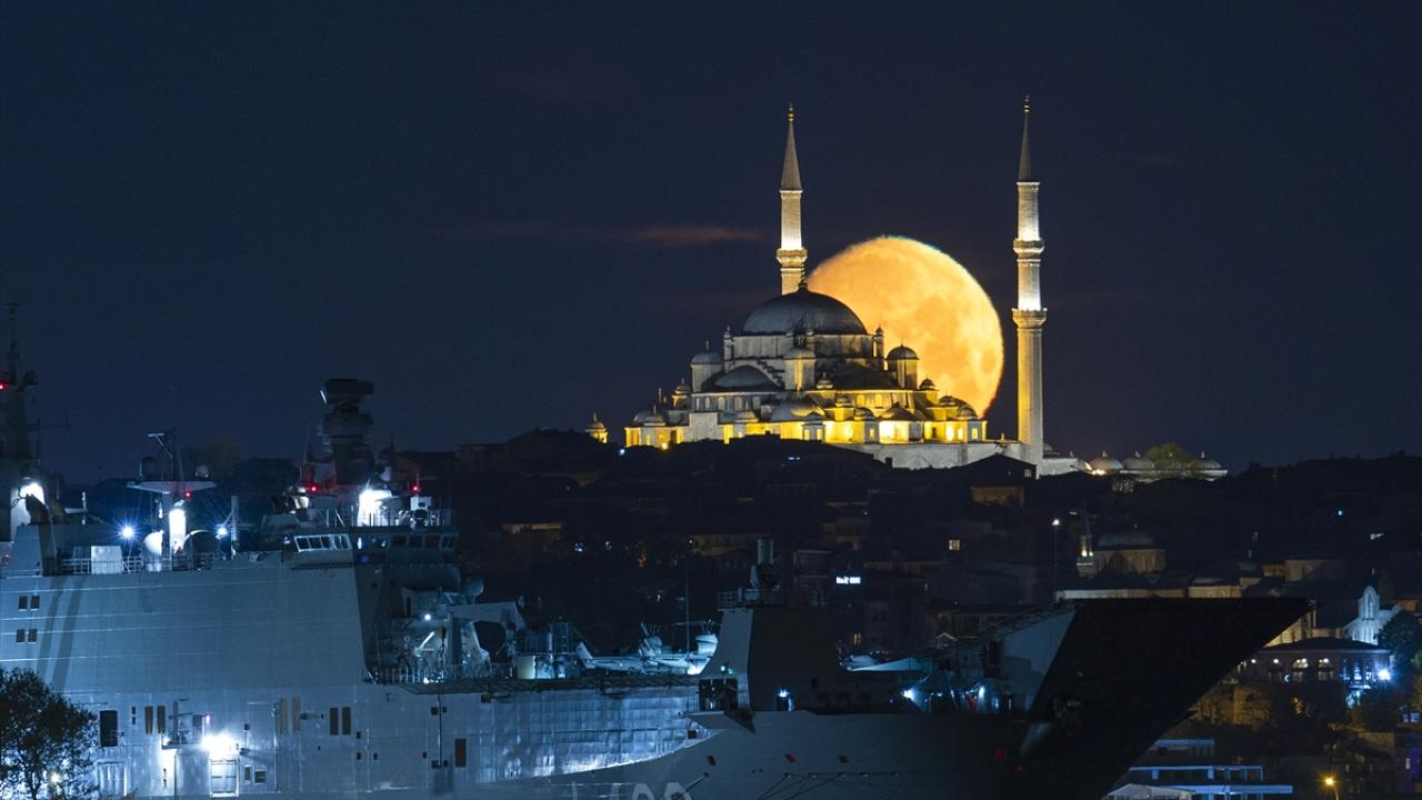 Adeta tabloluk manzara! TCG Anadolu ve İstanbul’un zarafeti birleşti 4