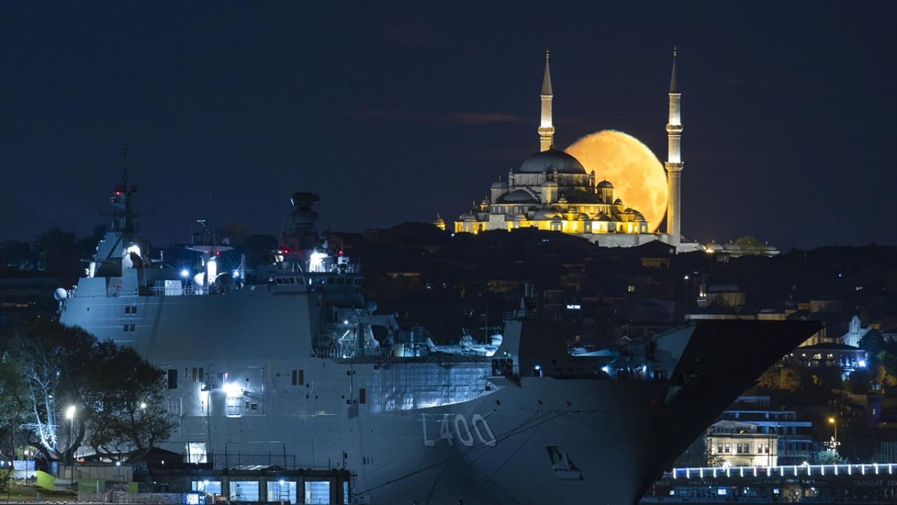 Adeta tabloluk manzara! TCG Anadolu ve İstanbul’un zarafeti birleşti 1