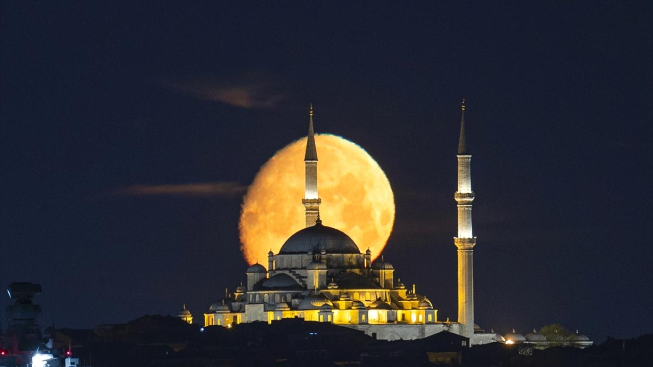 Adeta tabloluk manzara! TCG Anadolu ve İstanbul’un zarafeti birleşti 5