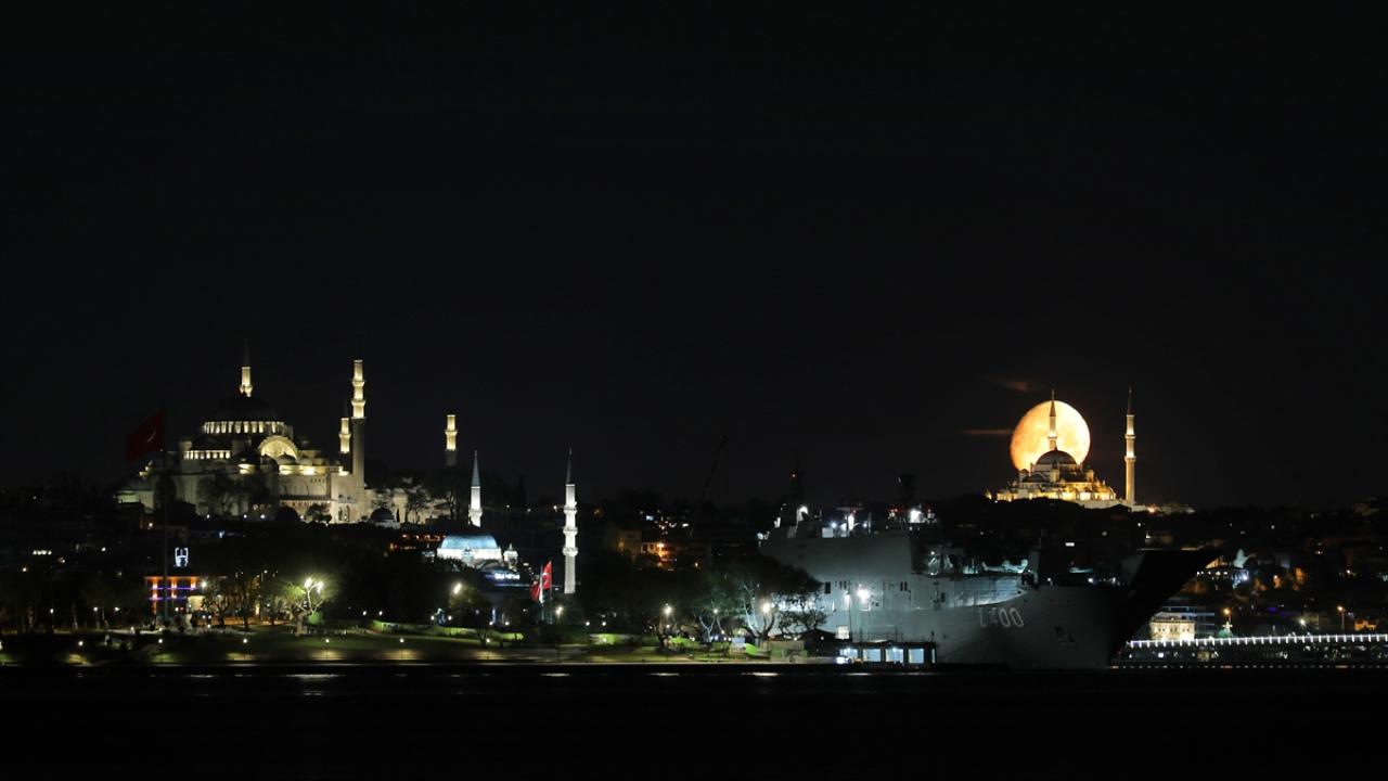 Adeta tabloluk manzara! TCG Anadolu ve İstanbul’un zarafeti birleşti 2