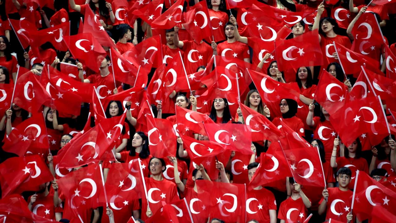 104 yıldır sönmeyen coşku… Atatürk'ün gençliğine armağanı 19 Mayıs 11