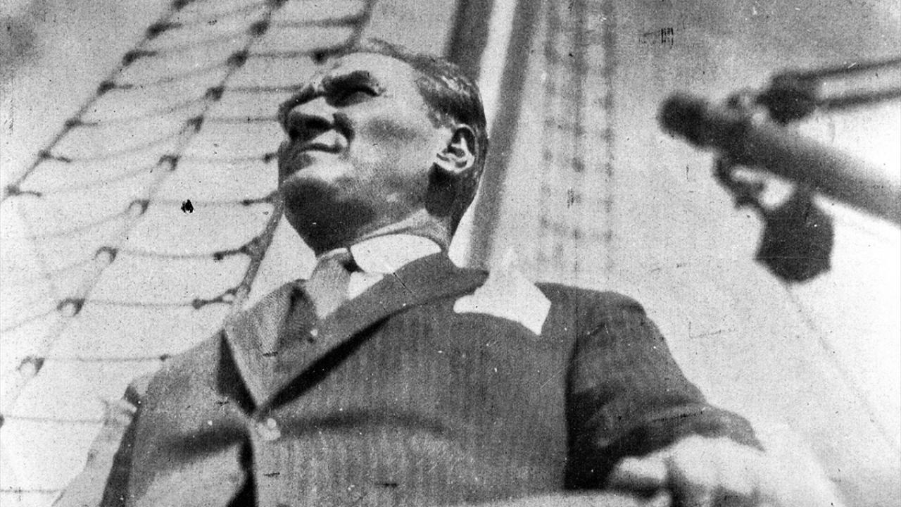 104 yıldır sönmeyen coşku… Atatürk'ün gençliğine armağanı 19 Mayıs 2
