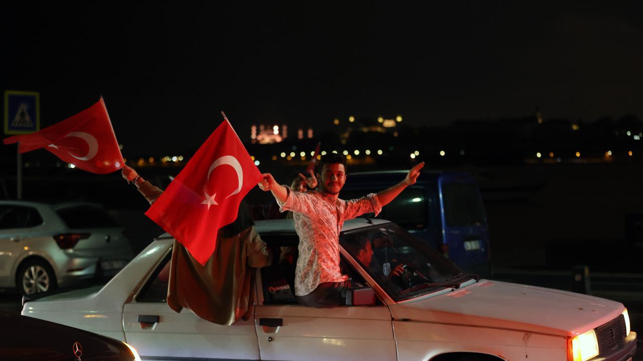 İstanbul'da vatandaşlar seçim kutlaması yaptı 6