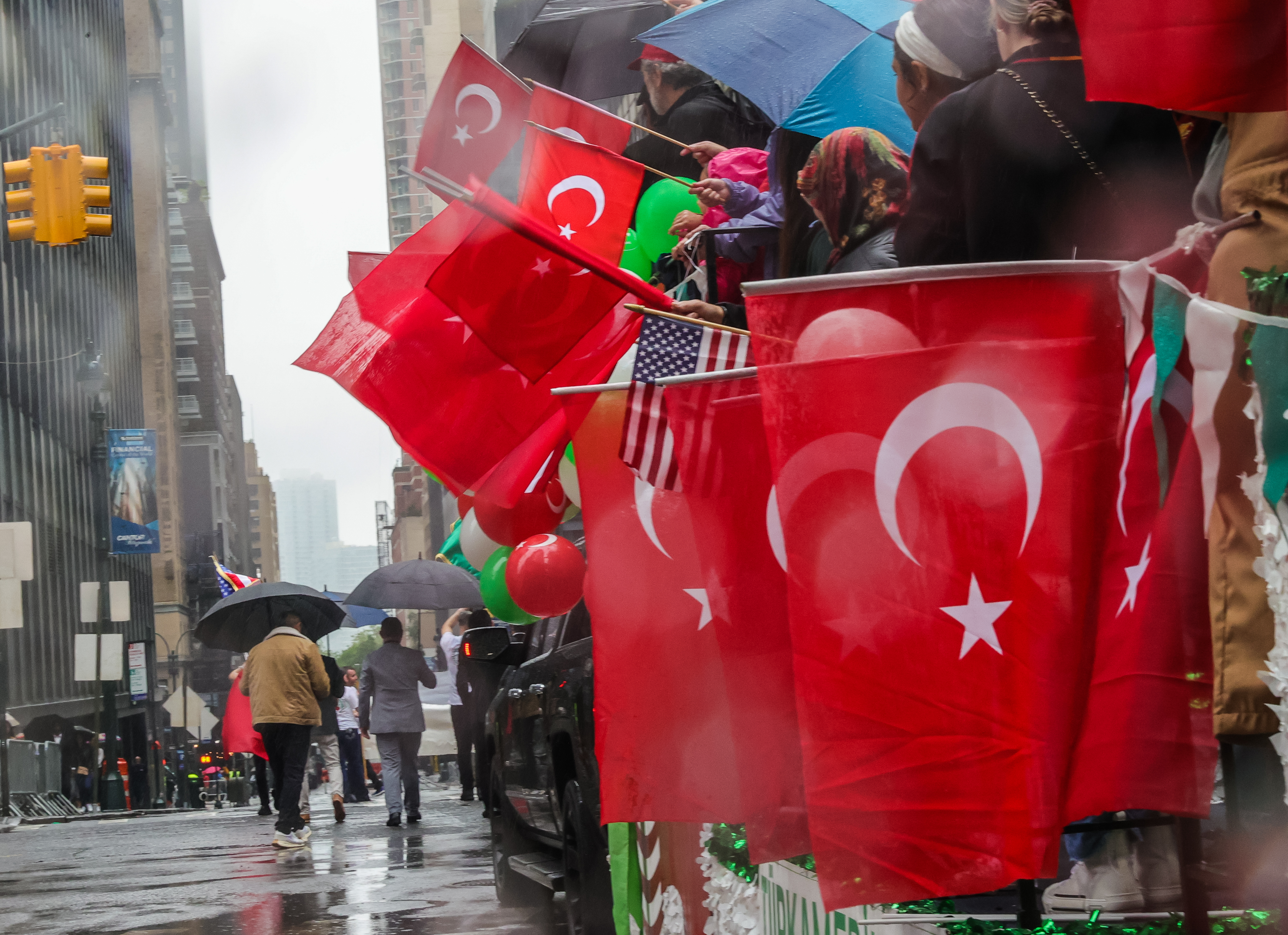 Her yer kırmızı beyaz oldu... New York'ta "Geleneksel Türk Günü Yürüyüşü" düzenlendi 17