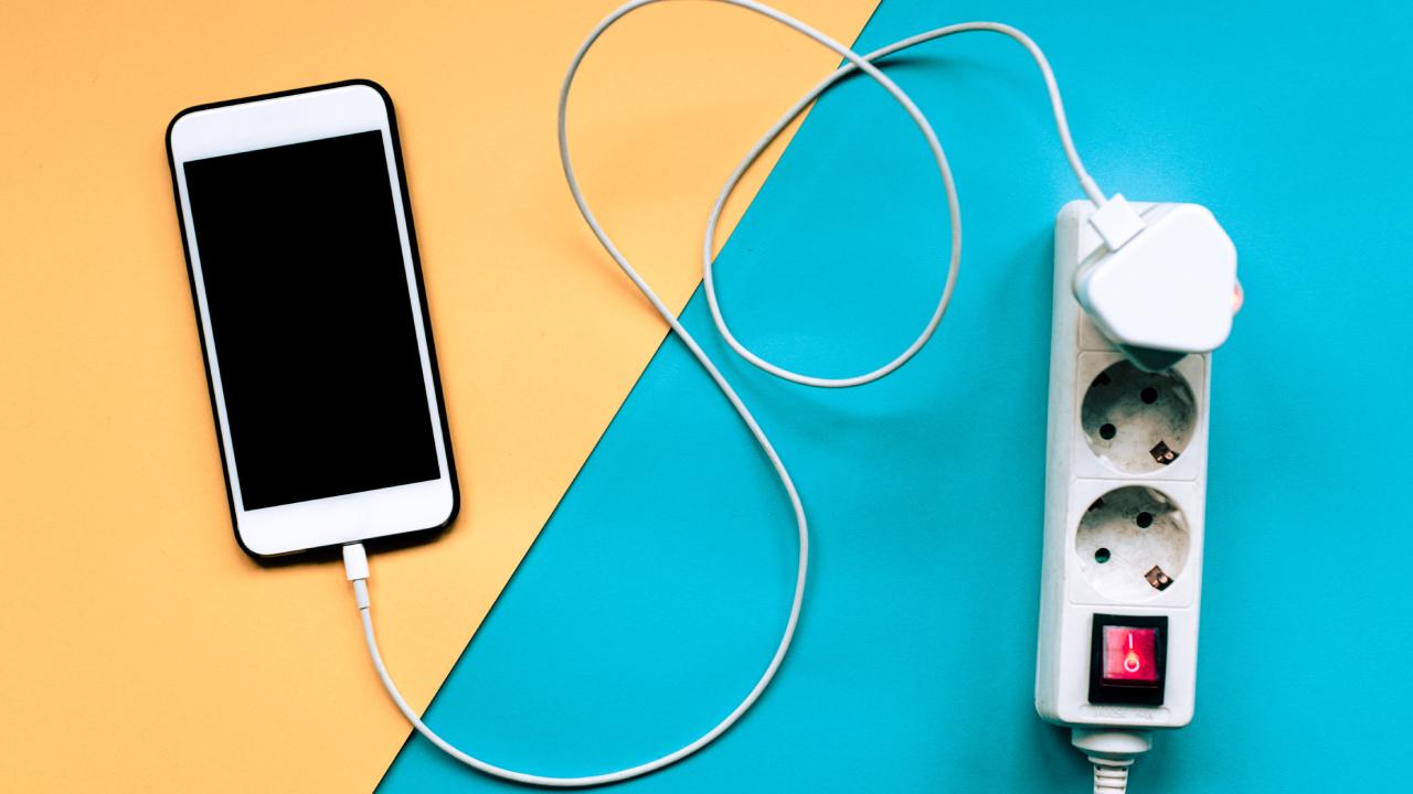 Prizde şarj aleti bırakmak elektrik tüketir mi? İşte prizde kalan şarj aletinin size aylık maliyeti 3