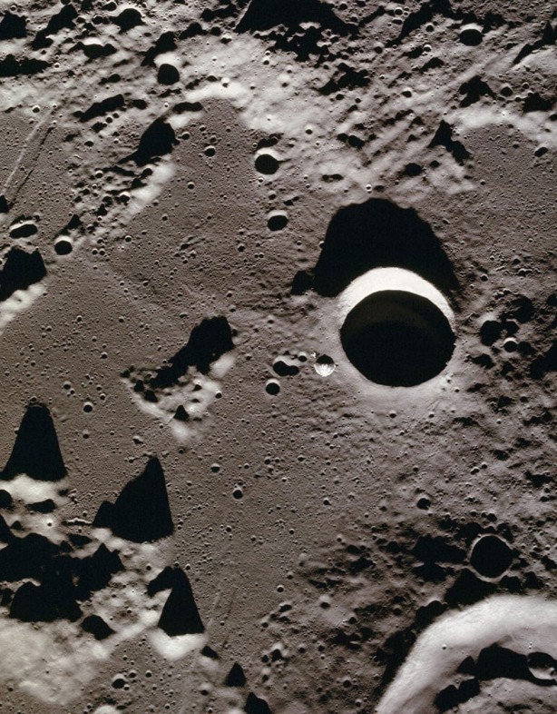 Ay'ın karanlık bölgesinde dev bir demir yığını keşfedildi 2