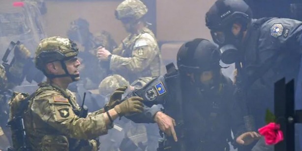 Balkanlar'da ortalık karıştı, tansiyon yükseldi! NATO'dan acil çağrı: Kabul edilemez, durdurun! Savaşın ayak sesleri... 1