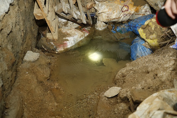 Depremden sonra ortayla çıktı! Evin bodrumundan çıkan suyun sırrı ne? 8