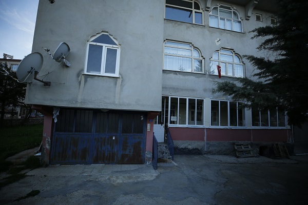 Depremden sonra ortayla çıktı! Evin bodrumundan çıkan suyun sırrı ne? 7