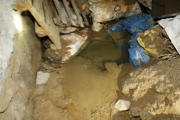 Depremden sonra ortayla çıktı! Evin bodrumundan çıkan suyun sırrı ne? 6