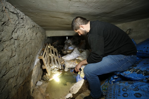 Depremden sonra ortayla çıktı! Evin bodrumundan çıkan suyun sırrı ne? 9